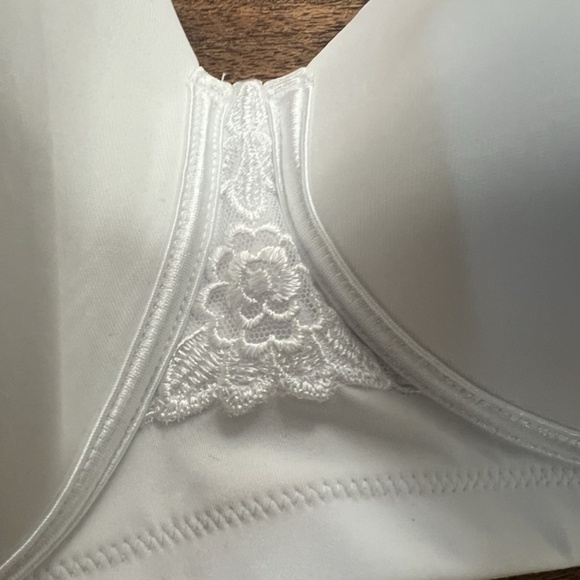 Vanity Fair, Woman Bra, White, Size 44C, Clasp Closure, Adjustable Straps.! - Picture 8 of 9
